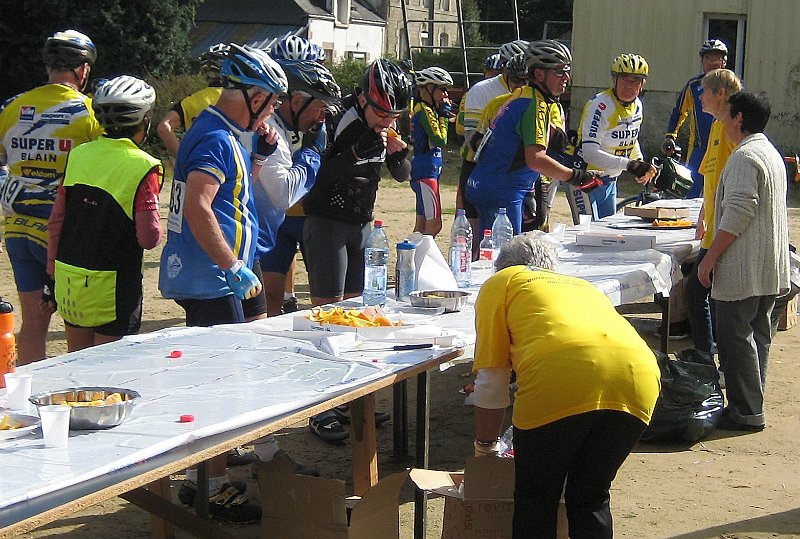2011-08-26 12 07 Rando Plouay Le Ravito est le bienvenu.JPG